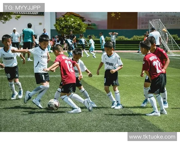 孩子追逐梦想成为足球明星的心路历程与成长故事